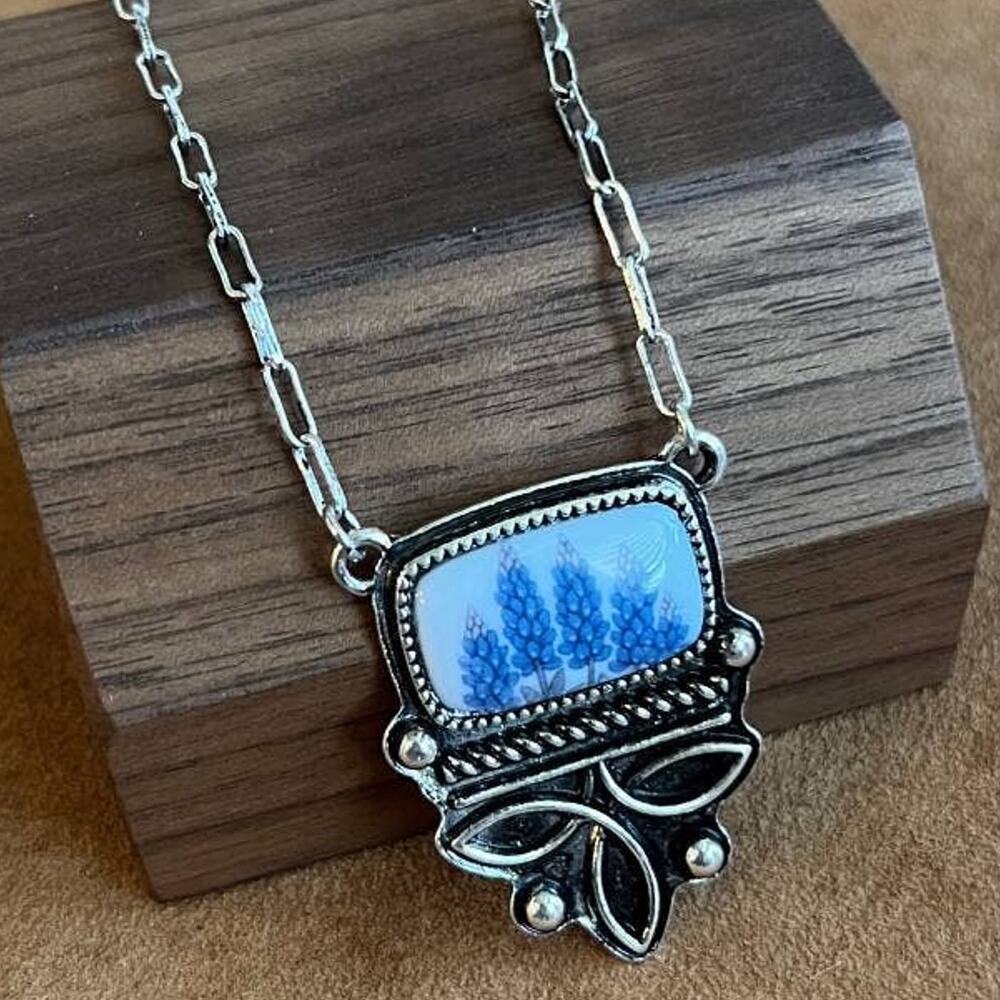 TIPI Bluebonnet Boot Stitch Pendant Necklace – Silver Tone